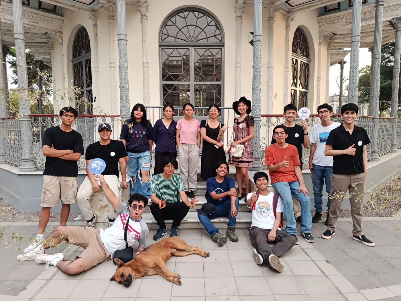 Grupo de participantes reunido al aire libre después de Picnic Astrum