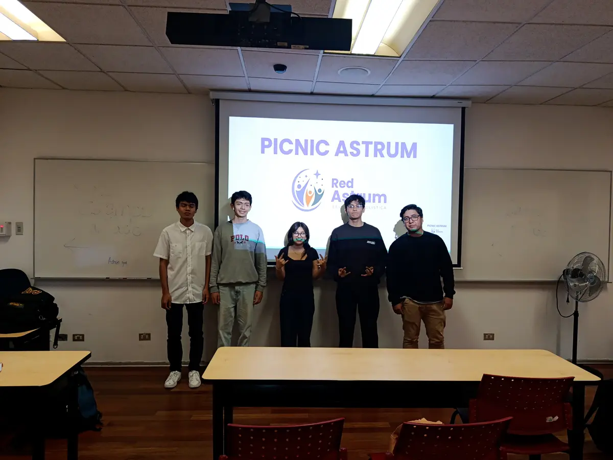 Participantes en una presentación de Picnic Astrum en un espacio institucional