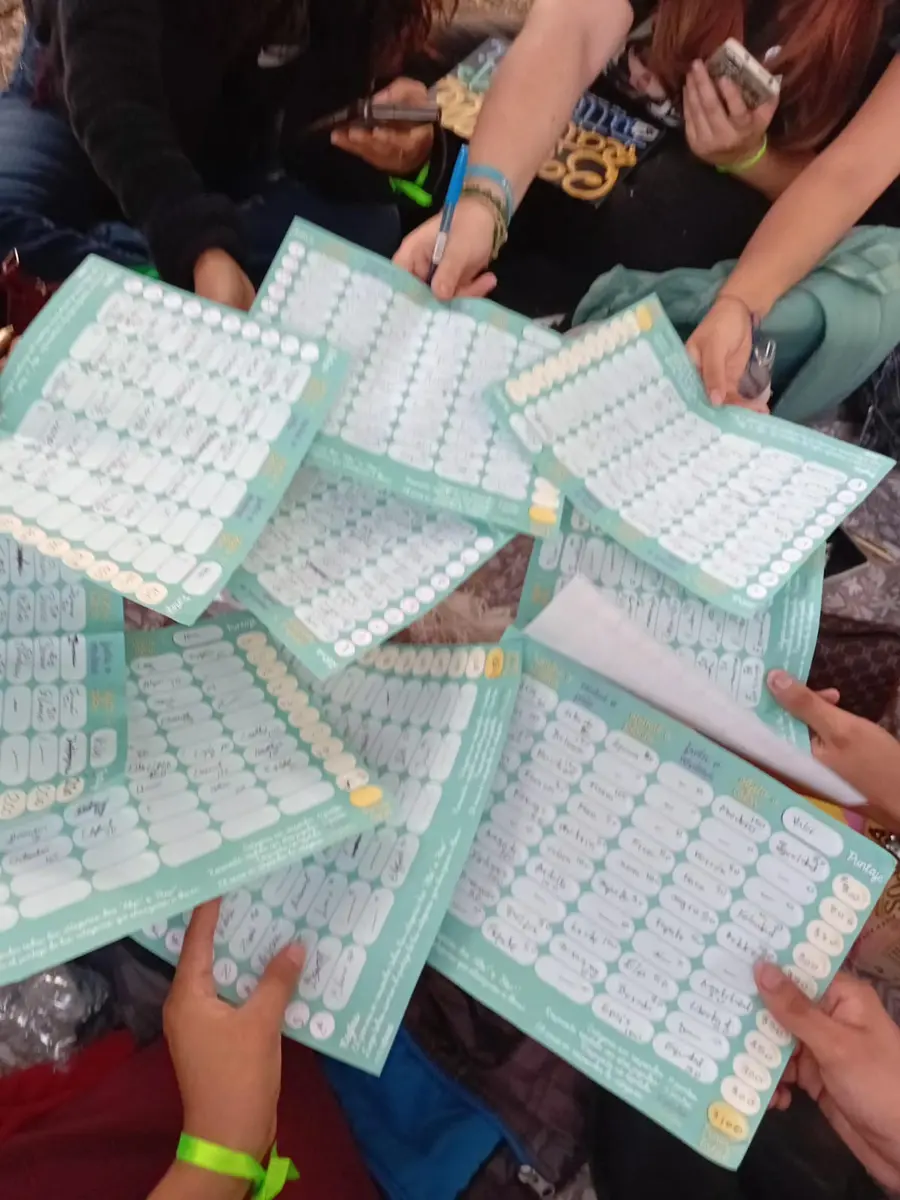 Varias personas escriben en fichas durante una actividad de reflexión